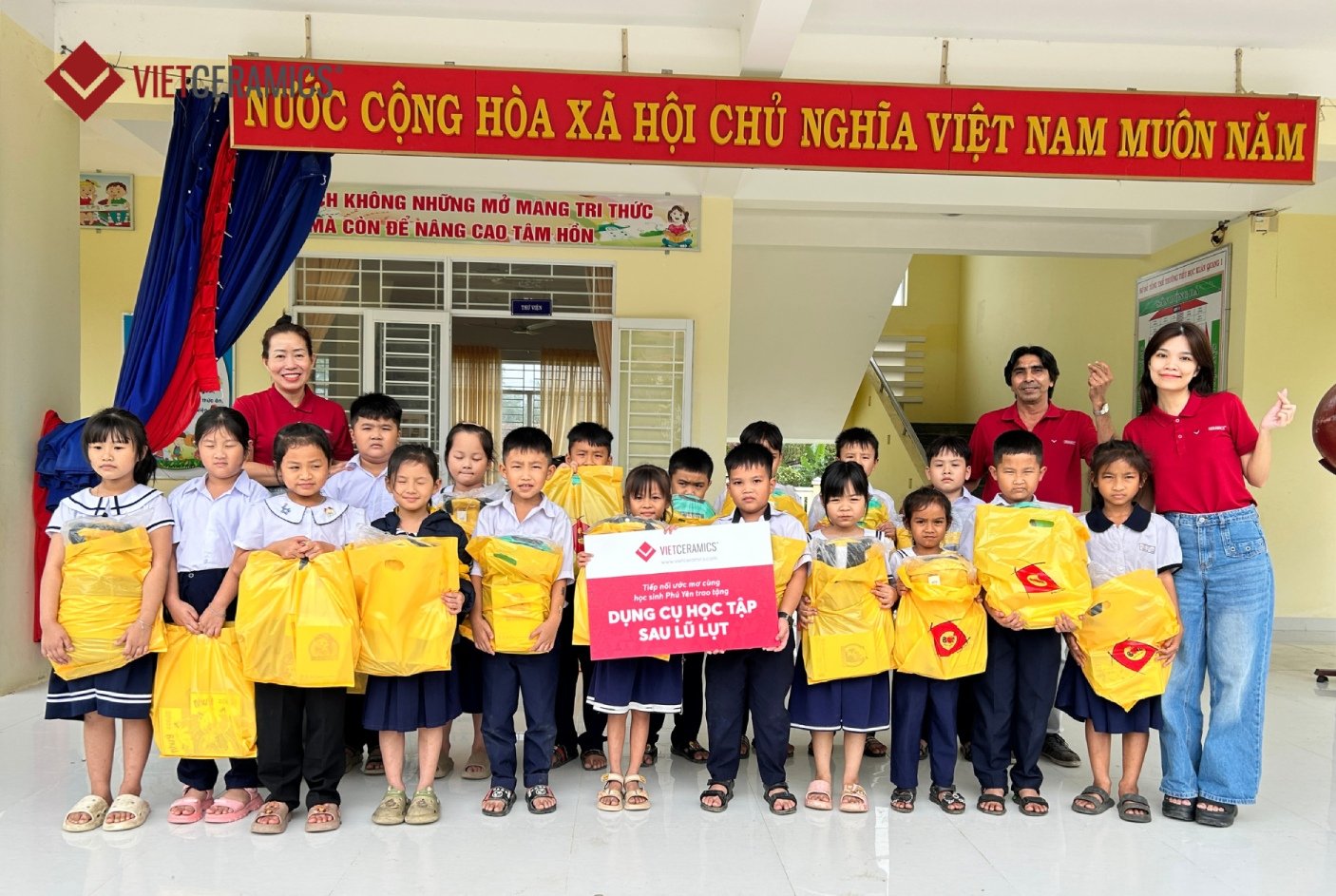 Xuan Quang 1 Primary School (Ky Lo Village, Phu Mo Commune): The team hand-delivered new backpacks, notebooks, and pens to motivate students as they returned to their studies.