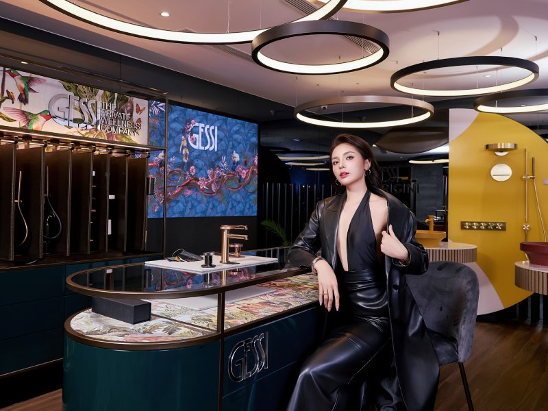 Hoa Hậu Kỳ Duyên Check-in Showroom Vietceramics